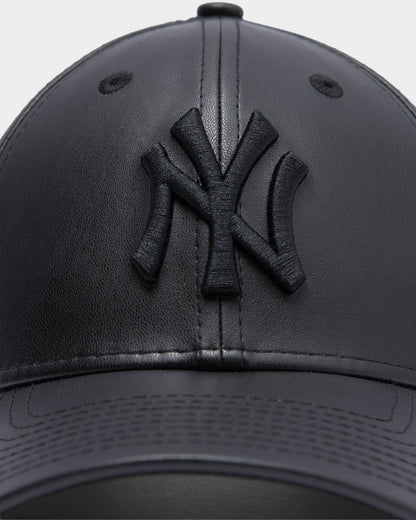 New Era Women's New York Yankees PU Leather 9FORTY Strapback Black/Black