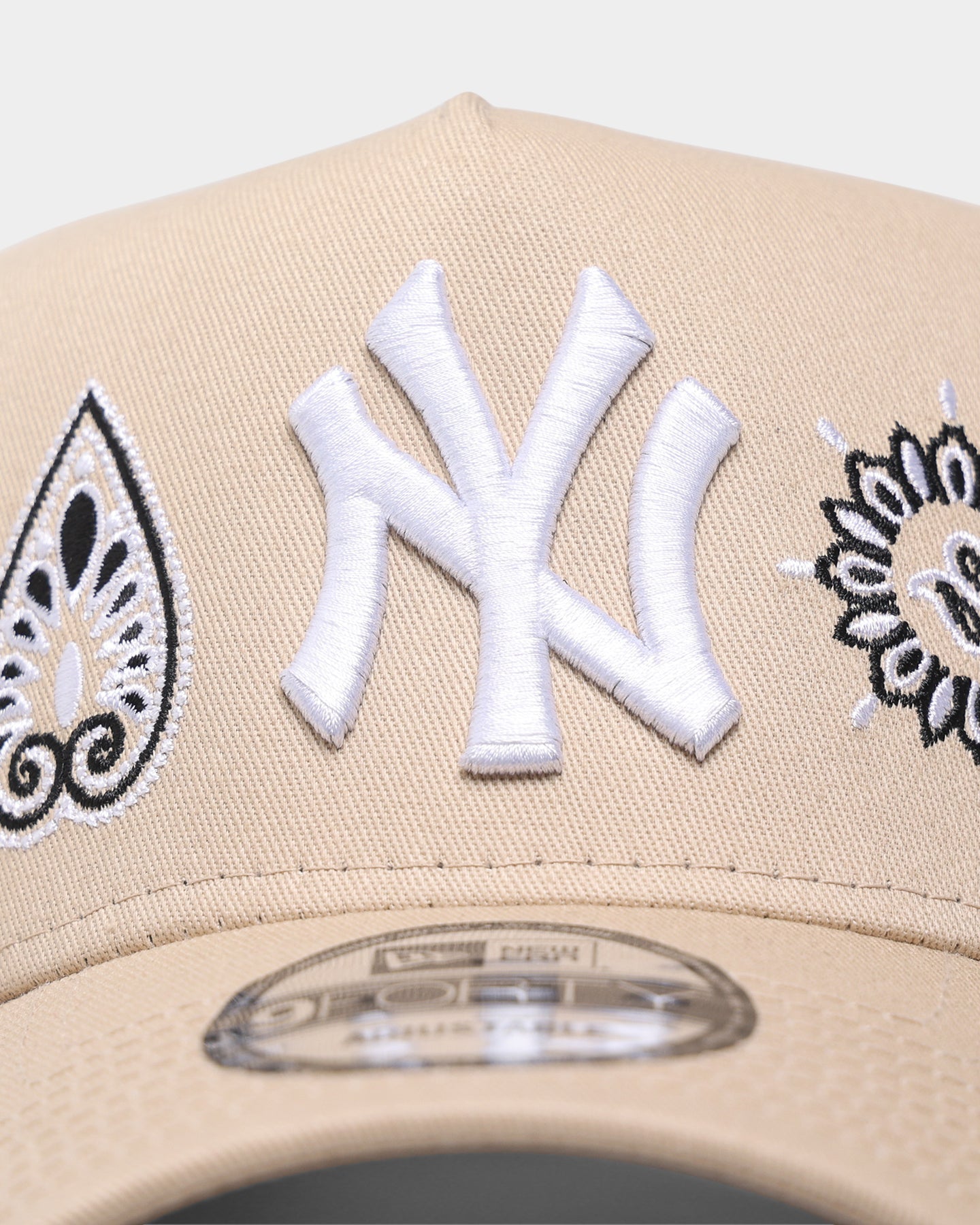 New Era New York Yankees 'Paisley Logo' 9FORTY A-Frame Snapback Tumbleweed